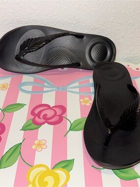 FitFlop iQushion flip flops, black feather, size 9.  NWT